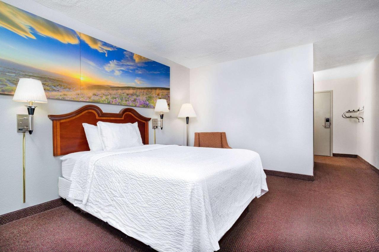 Days Inn By Wyndham Cambridge Buitenkant foto